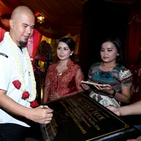 Menurut mantan suami Maia Estianty ini tempat karaoke keluarga merupakan bisnis paling sehat dan bisa bertumbuh sekarang ini dibandingkan dengan bisnis lainnya. (Andy Masela/Bintang.com)