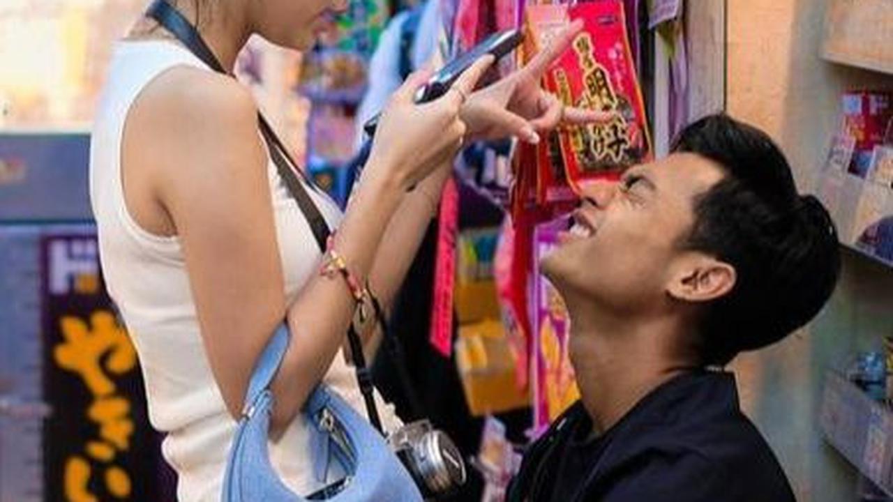 Momen pernikahan mereka begitu mengejutkan karena berlangsung dengan sangat cepat, padahal tidak ada indikasi sebelumnya bahwa keduanya saling dekat.<br>