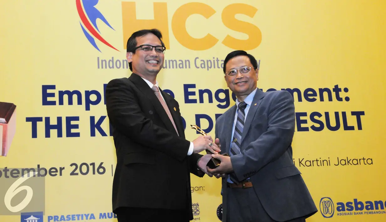 BPJS Ketenagakerjaan raih penghargaan kategori Best Employee NPS dan Best Engagement di sektor industri asuransi yang diserahkan kepada Direktur Umum & SDM BPJS Ketenagakerjaan, Naufal Mahfudz (kiri), Jakarta, Kamis (9/8). (Liputan6.com/Helmi Afandi)