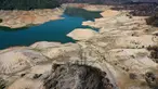 Pantauan udara memperlihatkan volume air waduk yang menyusut parah di Danau Oroville di Oroville, California pada (1/6/2021). Musibah kekeringan ekstrem di California telah membuat ketinggian air di waduk tersebut turun dengan cepat. (AFP/Justin Sullivan)