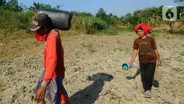 Warga Andalkan Lubang Air Kali Cihoe