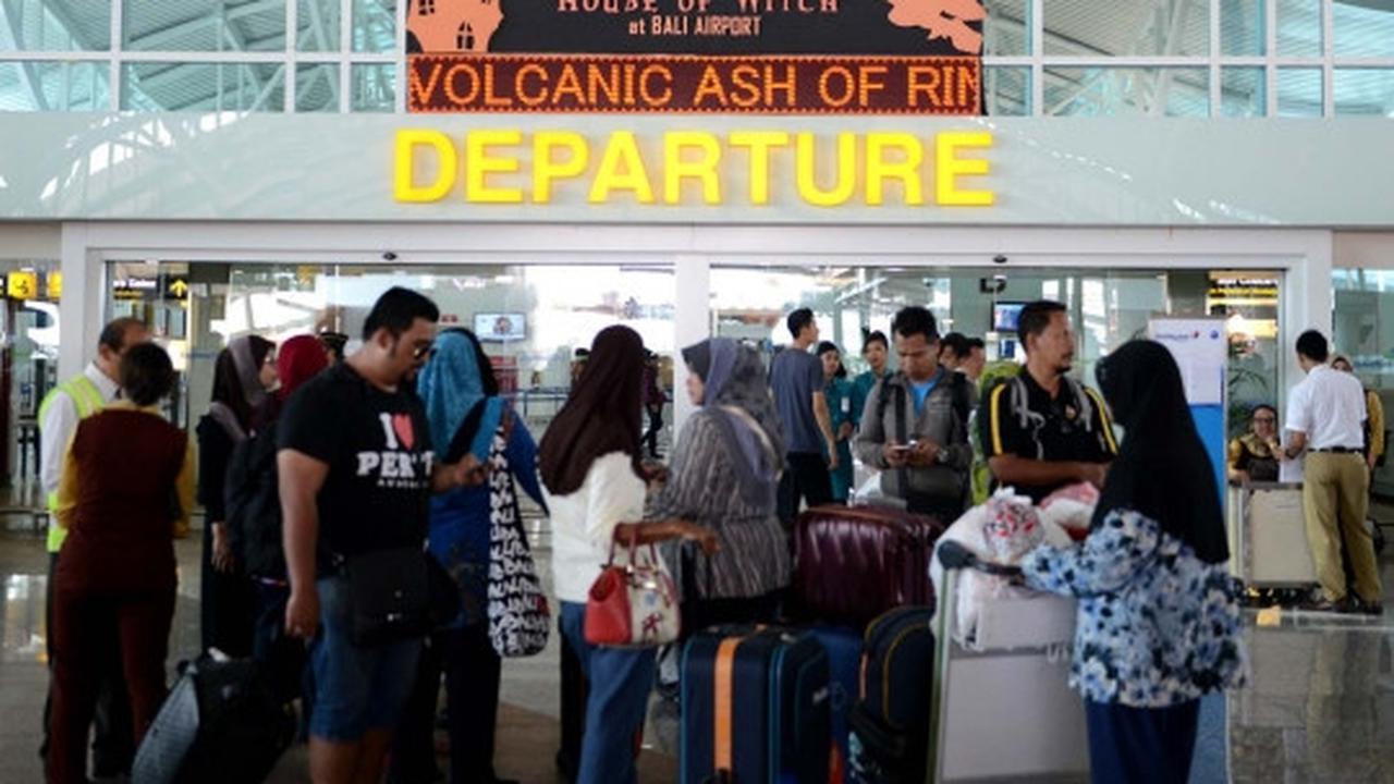 Keresahan ribuan wisatawan terlantar di Bandara Ngurah Rai