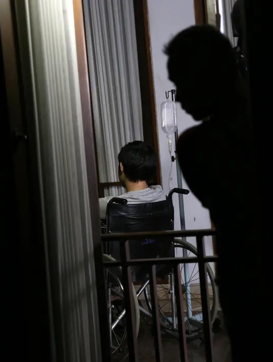 Adegan sakit Teuku Rasya. Dalam adegan ini, juga beberapa kali harus diulang karena saat melihat Aliando, Rasya malah ketawa. (Adrian Putra/Bintang.com)