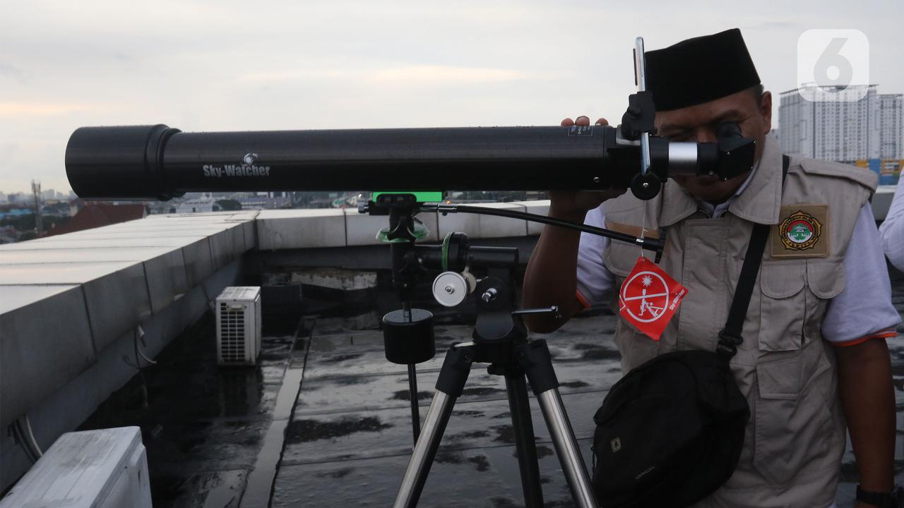 Memantau Hilal 1 Syawal 1445 Hijriah