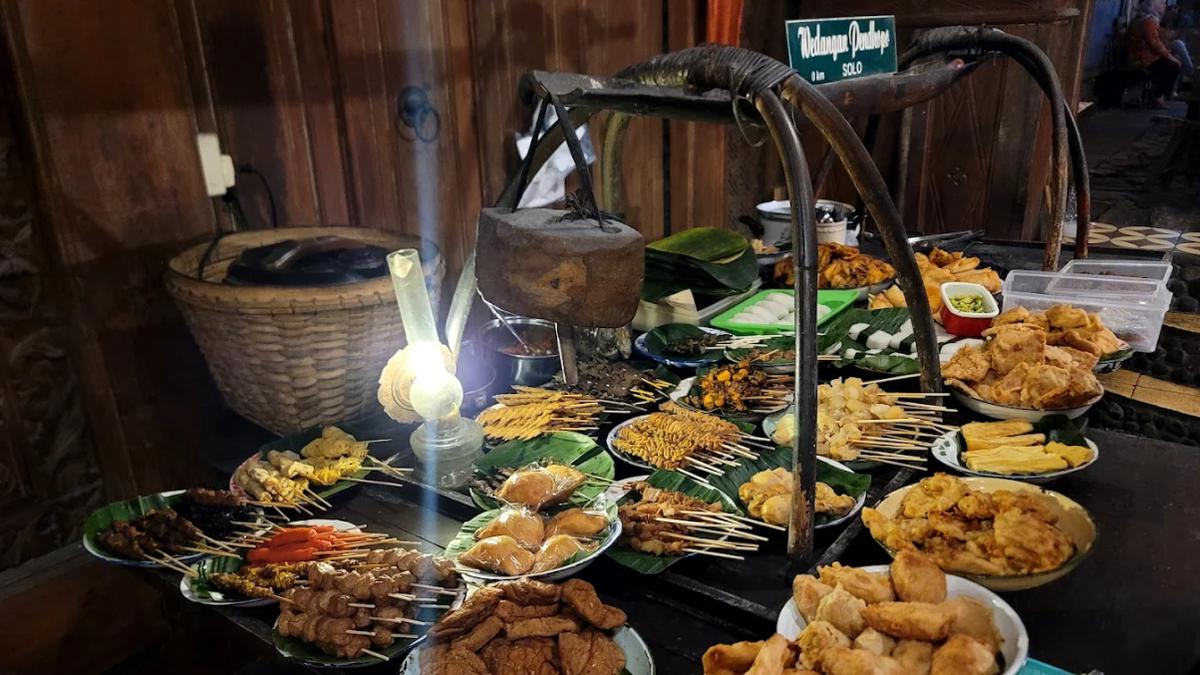 18 Rekomendasi Angkringan di Solo 2025, dari yang Murah sampai Mahal