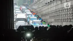 Pengendara sepeda motor yang berteduh dengan berhenti di badan jalan Underpass Mampang membuat arus lalu lintas tersendat. (merdeka.com/Arie Basuki)