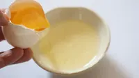 Putih telur bisa bantu hilangkan kerutan pada wajah (Via: stayonthehealthypath.com)