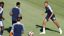 Pemain Prancis, Kylian Mbappe (kanan) mengontrol bola saat sesi latihan resmi jelang melawan Argentina dalam babak 16 besar Piala Dunia 2018 di Centralny Stadium di Kazan, Rusia, Jumat (29/6). (AP Photo/David Vincent)