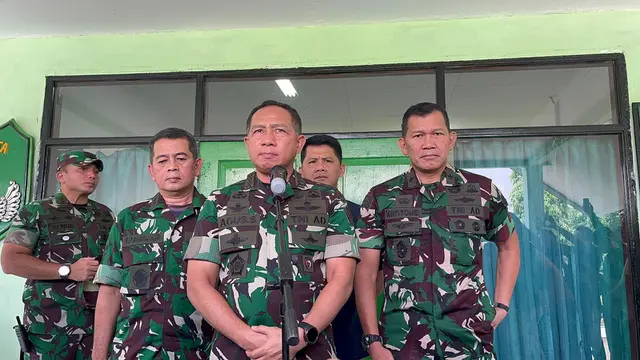 Panglima TNI Jenderal TNI Agus Subiyanto meninjau lokasi kebakaran gudang peluru di Ciangsana, Jawa Barat, Minggu (31/3/2024)