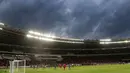 Meski diselimuti awan mendung yang hitam, laga pertandingan Piala AFF 2022 antara Timnas Indonesia melawan Thailand berlangsung tanpa guyuran hujan. (Bola.com/M Iqbal Ichsan)