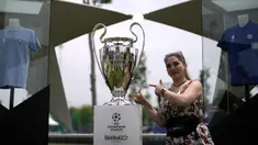 Seorang pengunjung perempuan berfoto dengan trofi Liga Champions di Istanbul, Turki, Kamis (8/6/2023). Laga final yang mempertemukan Inter Milan melawan Manchester City akan berlangsung di Atatürk Olympic Stadium, Istanbul, Turki, Minggu (9/6/2023) dini hari WIB. (AP Photo/Khalil Hamra)