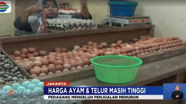 Peternak ayam di kawasan Bogor, menilai meroketnya harga ayam dan telur disebabkan oleh beberapa faktor.