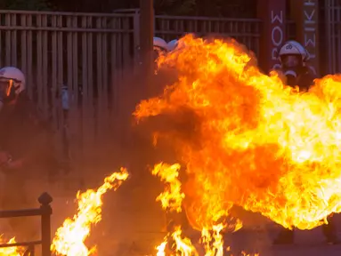 Bom molotov yang dilemparkan pengunjuk rasa terbakar di dekat polisi antihuru-hara saat unjuk rasa di Athena, Yunani, pada 3 Juni 2020. Ribuan orang ambil bagian dalam aksi unjuk rasa menuntut keadilan atas kematian kematian warga Afrika-Amerika yang bernama George Floyd. (Xinhua/Marios Lolos)
