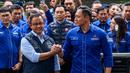 Ketum Partai Demokrat Agus Harimurti Yudhoyono bersalaman dengan Gubernur DKI Anies Baswedan di DPP Partai Demokrat, Jakarta, Jumat (7/10/2022). Kunjungan Anies ke Demokrat ini merupakan yang pertama setelah diusung sebagai calon presiden (capres) Pilpres 2024 oleh Partai NasDem. (Liputan6.com/Faizal Fanani)