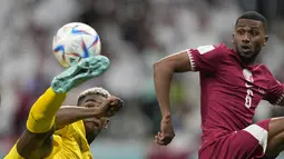 Gelandang Qatar, Abdulaziz Hatem (kanan) berebut bola dengan bek Ekuador, Felix Torres pada pertandingan grup A Piala Dunia 2022 di Stadion Al Bayt di Al Khor, Qatar, Minggu (20/11/2022). Ekuador menang atas Qatar 2-0. (AP Photo/Ariel Schalit)