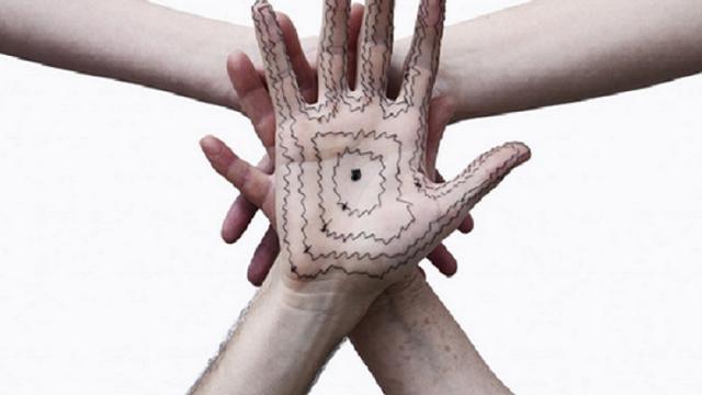 Demi Karya Fenomenal Seniman Nekat Jahit Telapak Tangannya Citizen6 Liputan6 Com