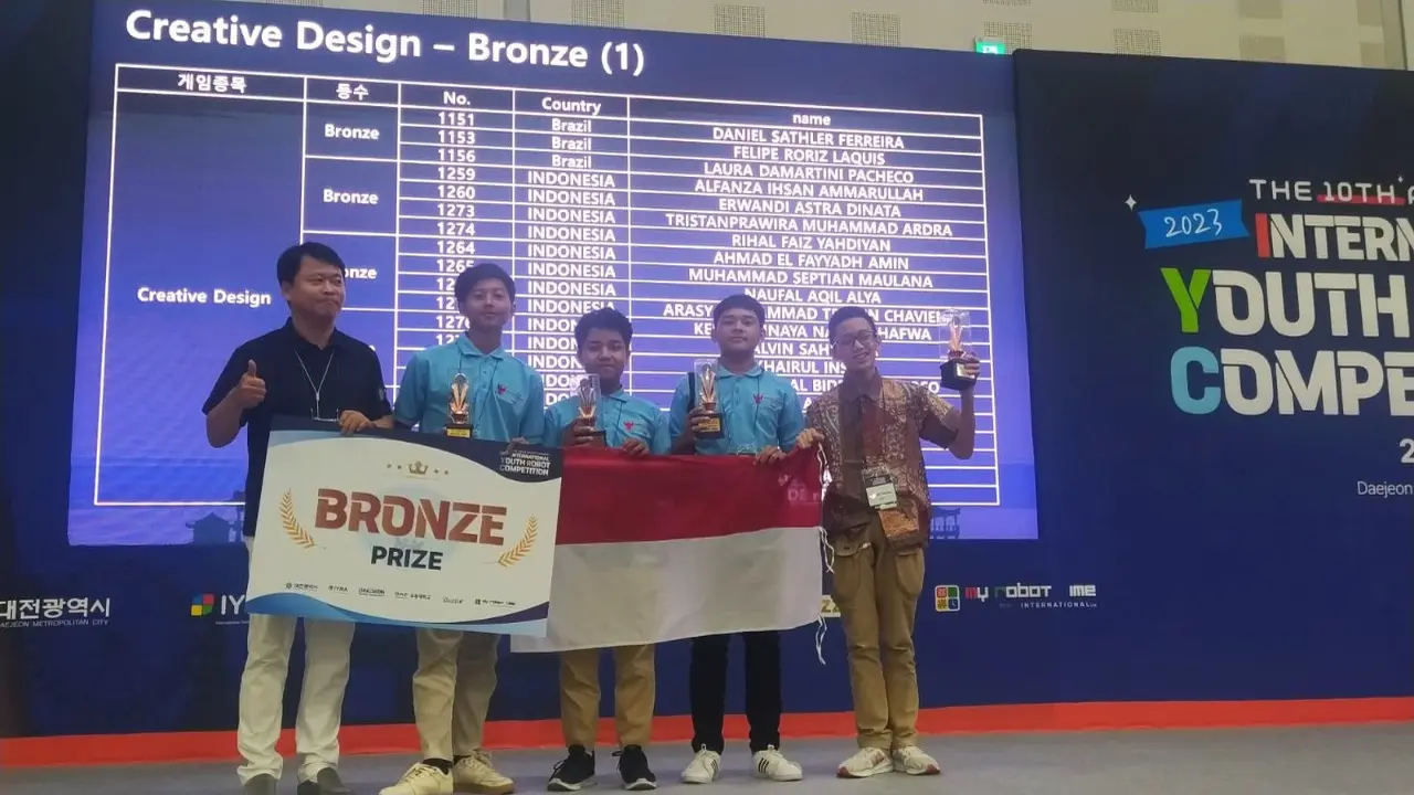 2 Santri Purbalingga meraih medali perunggu dalam kompetisi robotik internasional di Korsel. (Foto: Liputan6.com/Minhajut Tholabah)