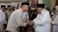 Calon presiden Ganjar Pranowo bersilaturahmi dengan tokoh masyarakat dan agama di Sumatera Selatan. Silaturahmi digelar di kediaman KMS (Kemas) H. Abdul Halim Ali atau dikenal dengan nama H. Halim atau H. Alim, di Graha Dakwah Al-Halim, Jl. Dr. M. Isa, Palembang, Sumatera Selatan, Minggu (5/11/2023) (Istimewa)