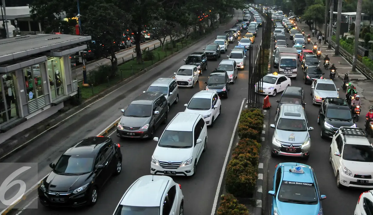 Kepadatan kendaraan tampak panjang menjelang waktu berbuka puasa di Jalan HR Rasuna Said, Kuningan, Jakarta, Senin (6/6/2016). Jam kemacetan di Jakarta selama bulan puasa diprediksi akan terjadi mulai pukul 15.00 WIB. (Liputan6.com/Yoppy Renato)