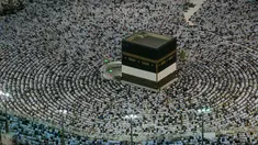 Umat Muslim melaksanakan salat dengan menghadap Kakbah di Masjidil Haram, Makkah, Arab Saudi, Kamis (16/8). Jutaan umat Islam dari berbagai negara semakin memadati Masjidil Haram menjelang puncak pelaksanaan ibadah haji. (AP Photo/Dar Yasin)
