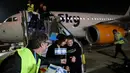 Pengungsi Yahudi Ukraina dan imigran baru yang melarikan diri dari perang di negara mereka turun dari pesawat setibanya di Bandara Ben Gurion, Tel Aviv, Israel, 22 Desember 2022. Sebanyak 100 orang Yahudi Ukraina tiba di Israel, termasuk beberapa penumpang yang terbaring di tempat tidur dan dalam kondisi sakit. (GIL COHEN-MAGEN/AFP)