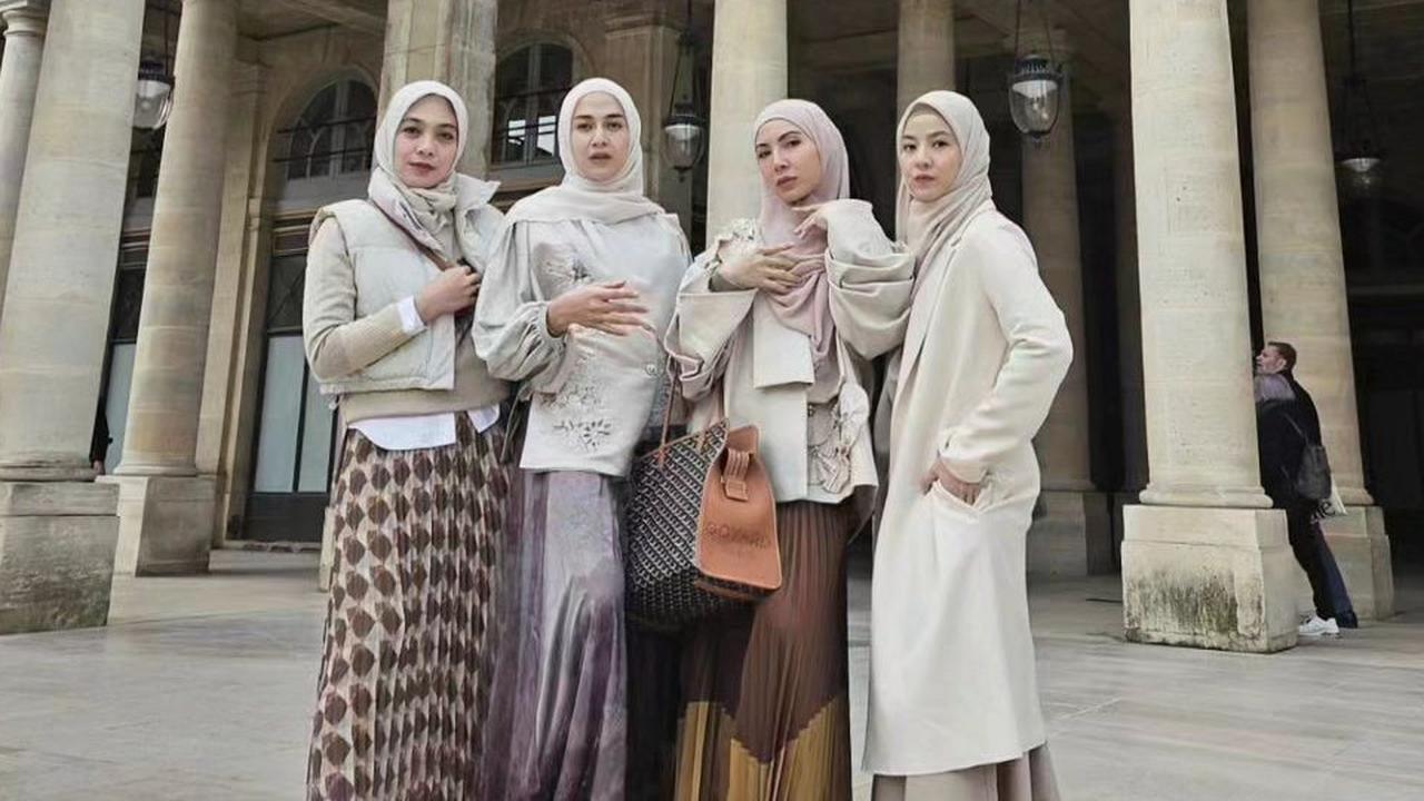 8 Potret Persahabatan Geng Berhijab yang Selalu Abadikan Momen Liburan dan Kerja, Adem Penuh Pesona