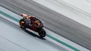 Pebalap Repsol Honda, Marc Marquez, saat beraksi pada tes pramusim MotoGP 2019 di Sirkuit Sepang, Kamis (7/2). Pada tes pramusim kali ini Maverick Vinales menduduki posisi pertama dengan catatan waktu 1 menit 58.897 detik. (AFP/Mohd Rasfan)