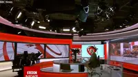 Shaun Ley, presenter BBC yang ketahuan bercelana pendek saat membawakan berita langsung di televisi. (dok. Screenshoot BBC)