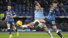 Napoli meraih kemenangan dramatis saat bertandang ke markas Lazio pada pekan ke-27 Serie A atau Liga Italia 2021-2022. (AP/Gregorio Borgia)
