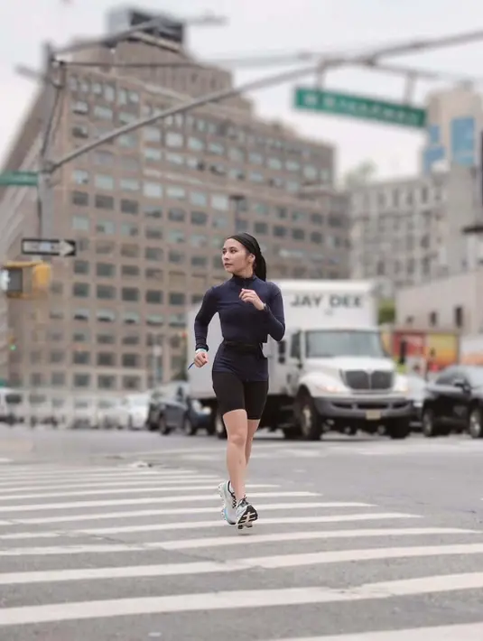 Yang tak kalah menarik, Prilly tampil tanpa makeup tebal alias bareface, menunjukkan kepercayaan diri dan kecantikan alaminya. Wajahnya tampak glowing dan segar, mewakili gaya hidup sehat yang kini ia jalani.