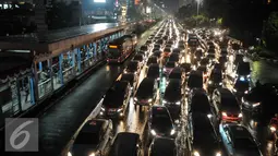Jalan Jenderal Sudirman dipadati kendaraan saat jam pulang kerja, Jakarta, Selasa (30/8). Kemacetan masih terjadi meski sistem ganjil-genap telah diberlakukan hari ini. (Liputan6.com/Immanuel Antonius)