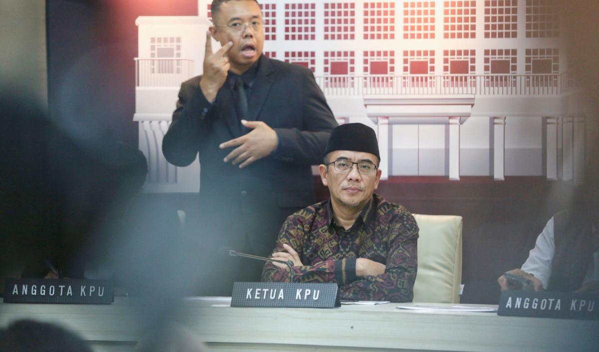 "Kami ini di KPU masih manusia-manusia biasa yang sangat mungkin salah, tapi kami pastikan kalau salah-salah akan kami koreksi,"&nbsp;ujar Hasyim Asy'ari saat jumpa pers di kantor KPU RI, Jalan Imam Bonjol Jakarta Pusat, Kamis (15/2).