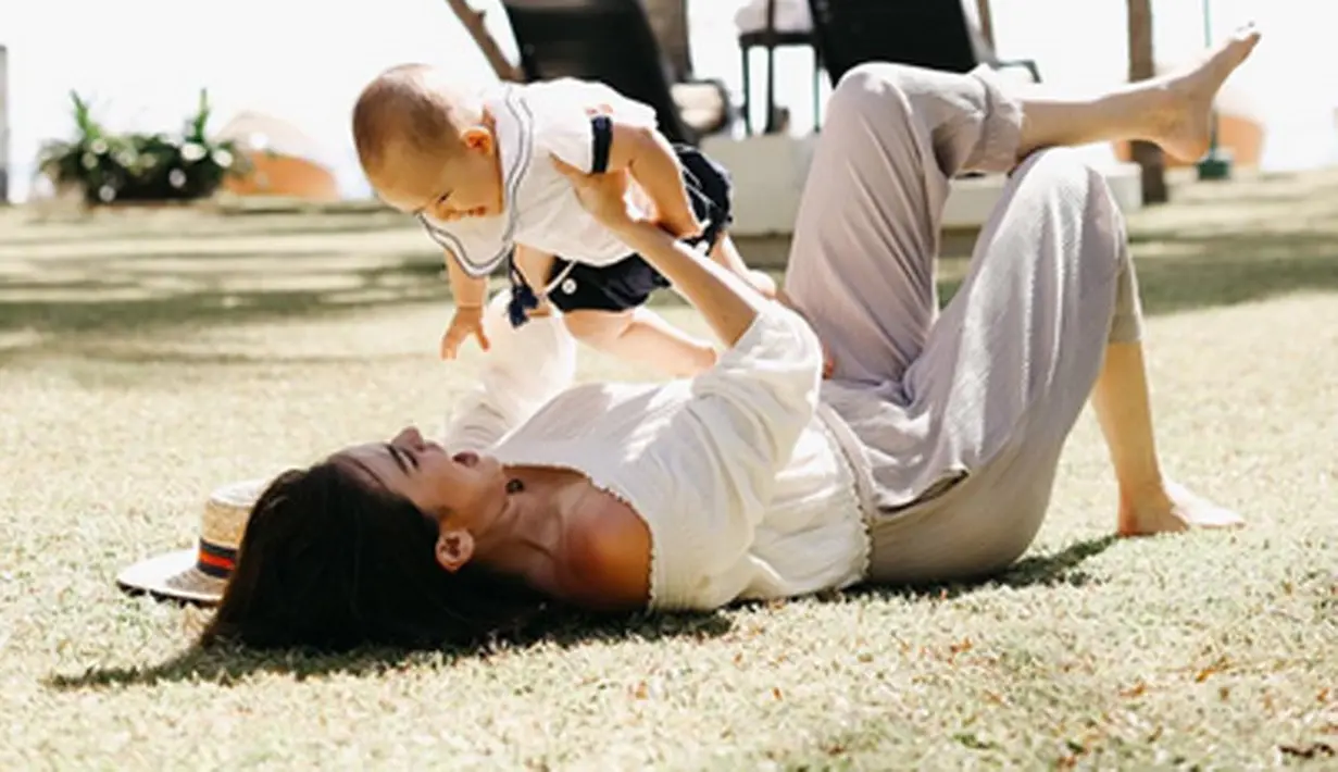 "Iya (main sinetron produksi sinemart). Lagi mulai jalan. Tapi biasa lah, kalau pilot (project) kan ada review. Dan ini lagi ketahan juga nih, nggak tahu jalan atau nggak," ujar Alice Norin di kawasan Senayan, Jakarta, Senin (25/9). (Instagram/alicenorin)