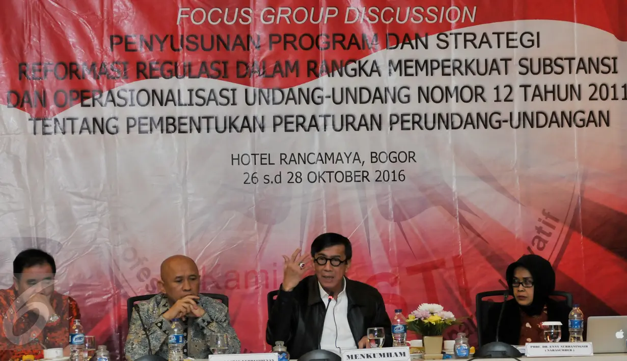 Menkumham Yasonna Laoly menggelar diskusi Focus Group Discussion (FGD) dengan sejumlah pakar hukum di Bogor, Jawa Barat, Rabu (26/10) malam. Forum itu bertujuan untuk menyusun program dan strategi reformasi regulasi. (Liputan6.com/Yoppy Renato)