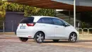 Jazz terkenal sebagai city car hatchback dengan dimensi yang kompak. Citra tersebut juga berlanjut ke generasi keempat ini. Total panjang mobil ini hanya 4.043mm, lebar 1.694mm, tinggi 1.537mm, serta wheelbase 2.530mm. Ukuran mobil seperti ini akan sangat menyenangkan untuk dijadikan sarana mobilitas harian di perkotaan. (Source: auto-data.net)
