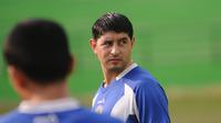 Esteban Vizcarra, gelandang serang asal Argentina mulai menjalani latihan bareng tim barunya Arema Cronus pada Selasa (3/11/2015). (Bola.com/Kevin Setiawan)
