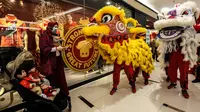 Barongsai beratraksi di Senayan City mall, Jakarta, Jumat (12/2/2021). Atraksi Barongsai yang digelar dengan berkeliling pusat perbelanjaan tersebut bertujuan untuk menghibur pengunjung sekaligus untuk menyambut Tahun Baru Imlek 2572. (Liputan6.com/Johan Tallo)