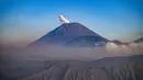 Gunung Semeru mengeluarkan asap pada kawasan Taman Nasional Bromo Tengger Semeru (TNBTS) dari puncak penanjakan 1 di Kabupaten Pasuruan, Jawa Timur, Kamis, 13 Agustus 2026. (AFP/ Juni Kriswanto)
