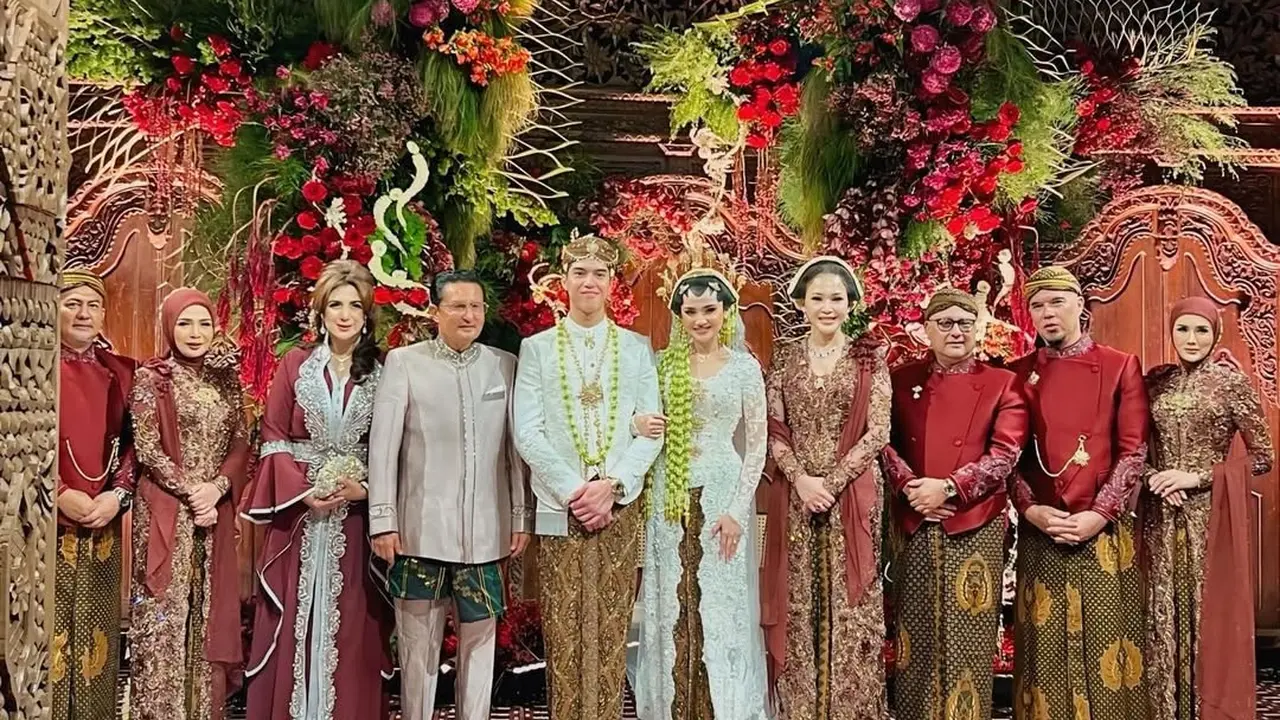 Potret Seragam Keluarga Manten El Rumi-Syifa Hadju, Maia Estianty hingga Mulan Jameela Kompak dalam Balutan Kebaya Kutubaru Maroon