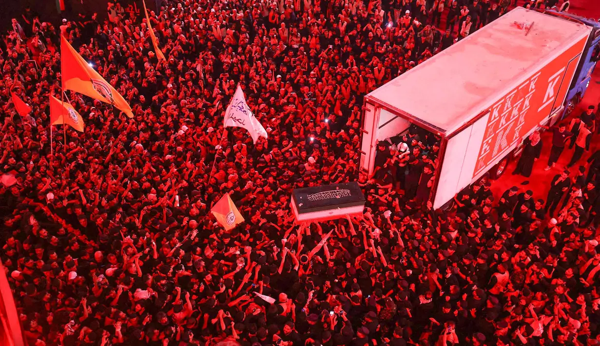 Para pelayat mengikuti prosesi pemakaman mendiang pemimpin tertinggi Iran Ayatollah Ali Khamenei di Makam Imam Hussein di Karbala Iraq, Kamis,  9 Juli 2026. (AFP/ Ahmad Al-Rubaye)