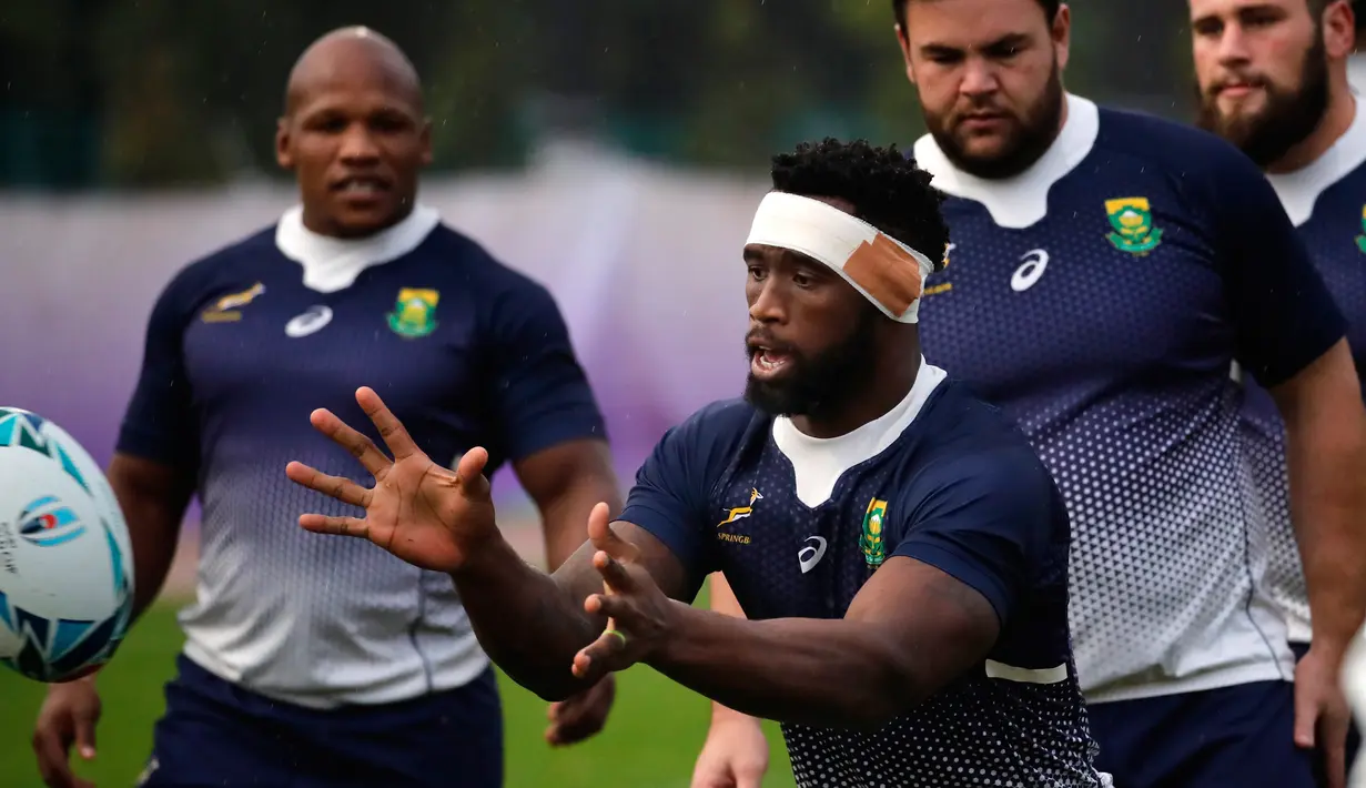 Pemain rugby Afrika Selatan Siya Kolisi mengikuti sesi latihan di Urayasu, Jepang, Selasa (29/10/2019). Afrika Selatan akan menghadapi Inggris di final Piala Dunia Rugby 2019. (AP Photo/Christophe Ena)