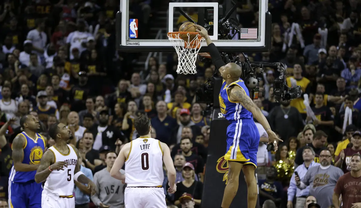 Pemain Golden State Warriors, David West, memasukan bola saat pertandingan melawan Cleveland Cavaliers pada Gim 3 Final NBA 2017, Rabu (7/6/2017). Warriors menang 118-113.  (AP/Tony Dejak)