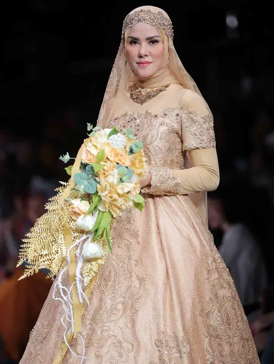 Anggel Lelga tampil di JFW dengan mengenakan busana karya Qonita Gholib. Tampil sempurna dengan busana muslim warna cokelat berhias manik-manik. (Deki Prayoga/Bintang.com)