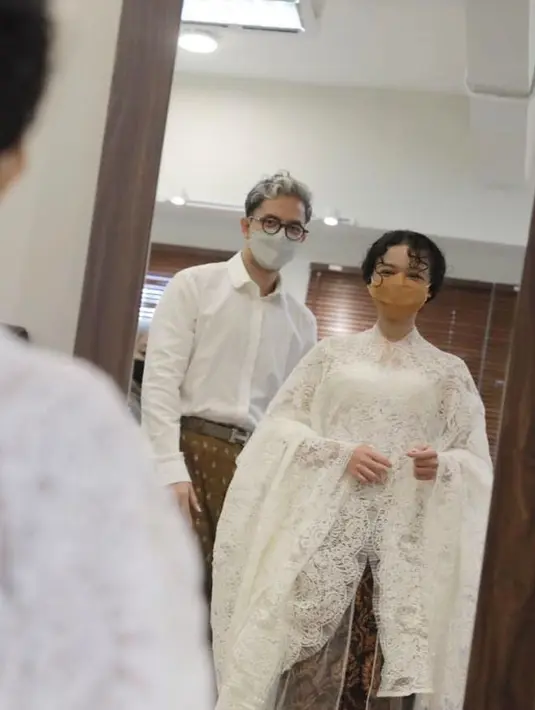 “Kisah Kebaya. Sungguh, Allah Mahapengatur. Tidak habis rasa syukur kami bila melihat ke belakang bagaimana kami dipertemukan dengan orang baik yang sepenuh hati membantu Tia mewujudkan mimpinya tentang gaun pernikahannya,” Anies Baswedan mengawali cerita. Desainer Didiet Maulana dipilih bukan tanpa alasan. Sejak lama, Tia memperhatikan kebaya rancangan Didiet yang dinilai sangat personal sekaligus merefleksikan karakter pemakainya. (Foto: Dok. Instagram @aniesbaswedan).