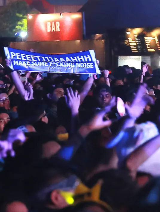 Penonton yang memadati area JIExpo Kemayoran tak surut semangatnya menikmati suguhan musik di Gelaran akbar festival dance musik, Djakarta Warehouse Project 2015. Selama dua hari DWP berhasil menyedot perhatian party goers. (Galih W. Satria/Bintang.com)