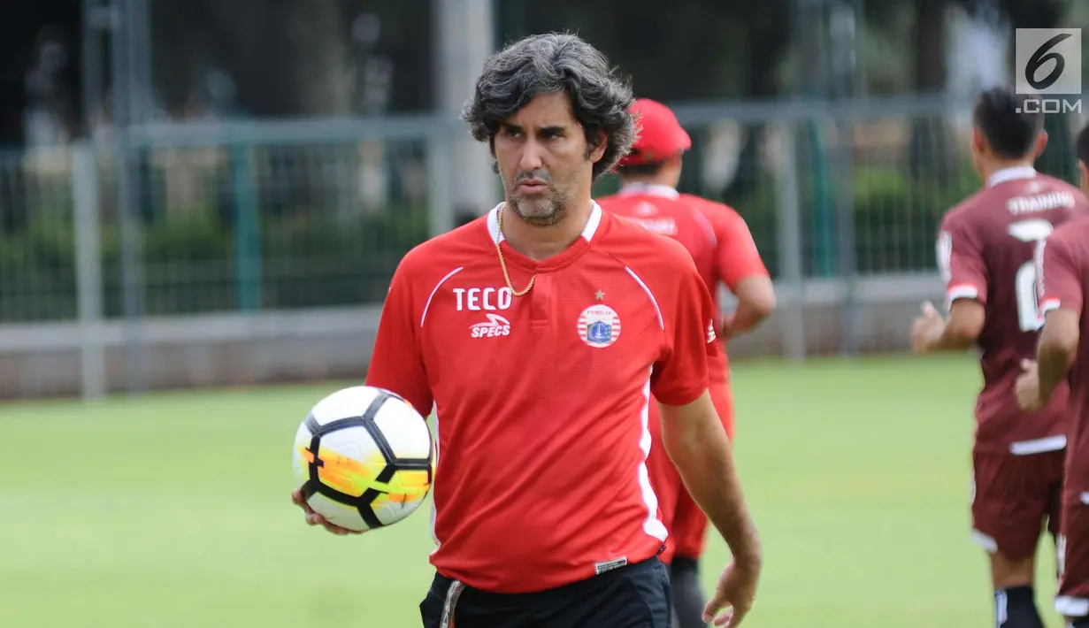 Pelatih Persija, Stefano Cugurra saat memimpin latihan resmi di Lapangan A Senayan, Jakarta, Selasa (27/2). Persija akan menjamu Tampines Rovers FC pada laga grup H Piala AFC 2018, Rabu (28/2). (Liputan6.com/Helmi Fithriansyah)