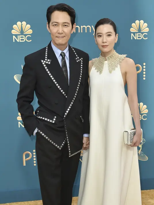 Lee Jung-Jae (kiri) dan Lim Se Ryung menghadiri Primetime Emmy Awards ke-74 di Microsoft Theater di Los Angeles pada Senin, 12 September 2022. Kekasih Lee Jung Jae bukan dari kalangan selebritis tapi salah satu sosok pebisnis top di Korea Selatan. (Photo by Richard Shotwell/Invision/AP)