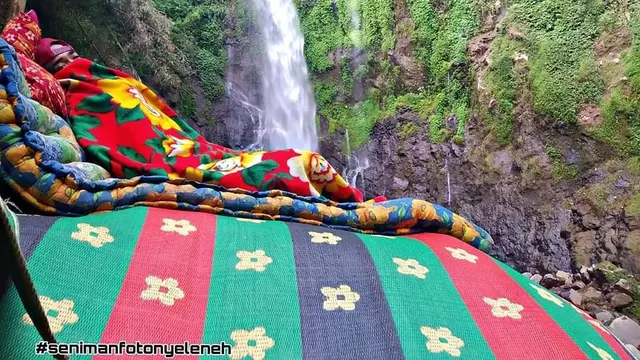 6 Potret Orang Tidur di Tempat Bebahaya Ini Bikin Merinding