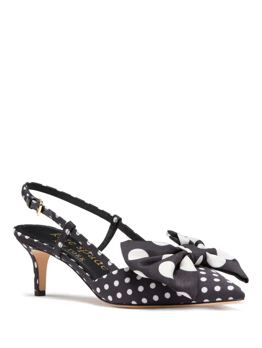 Gaya sepatu pada koleksi ini masih menyuarakan energi musim perayaan. Rue hadir dengan gaya slingback mid heel berhiaskan pita, mencerminkan DNA brand Kate Spade New York yang lekat akan motif dots. [Dok. Kate Spade New York]