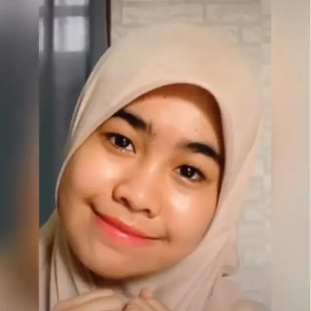 6 Potret Alifa Lubis Pakai Hijab, Beranjak Remaja Makin Memesona